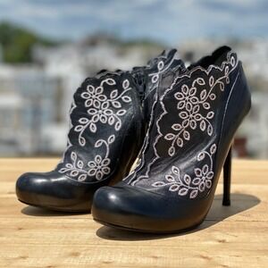 Alexander McQueen‎ 178439 Black Embroidery Leather Heels Boots Size 37.5 $1300